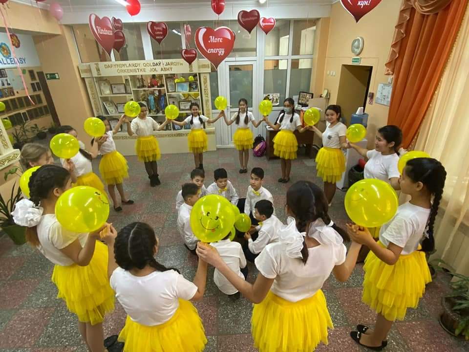 №102 жалпы білім беретін мектебінде "Өзін-өзі тану: махаббат пен шығармашылық педагогикасы" апталығы салтанатты түрде ашылды.