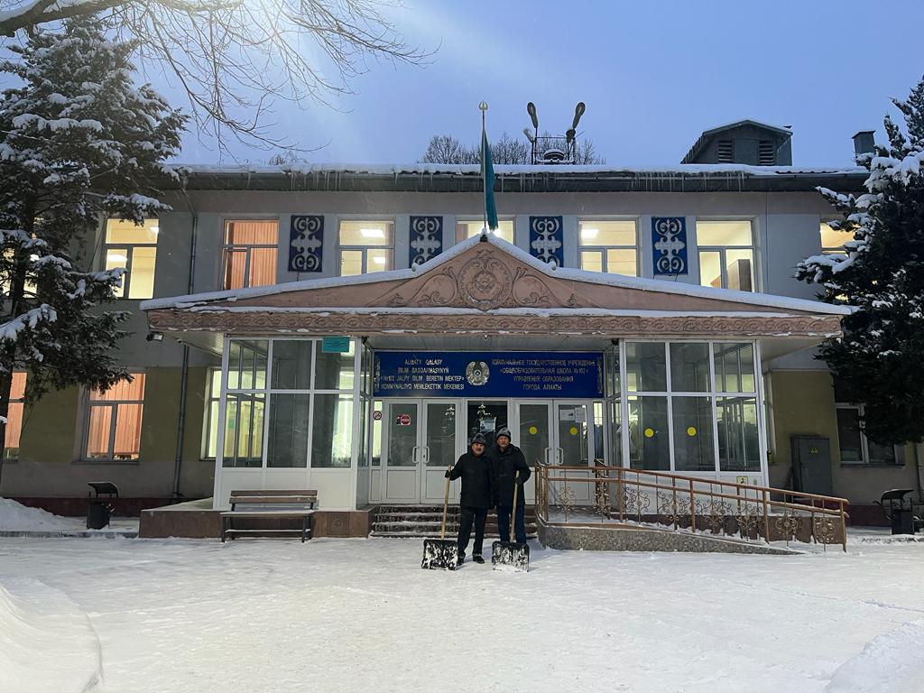 Мектеп ауласы қардан тазартылды