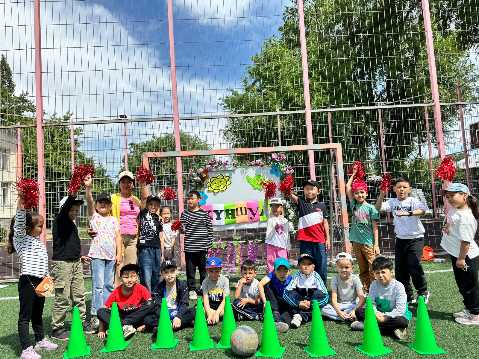 Күншуақ лагерінің 4 күні,балалармен спорттық эстафета өтті. Балалар өз топтары бойынша әртүрлі спорттық ойындардан жарысқа түсті. Эстафета өте көңілді өтті.