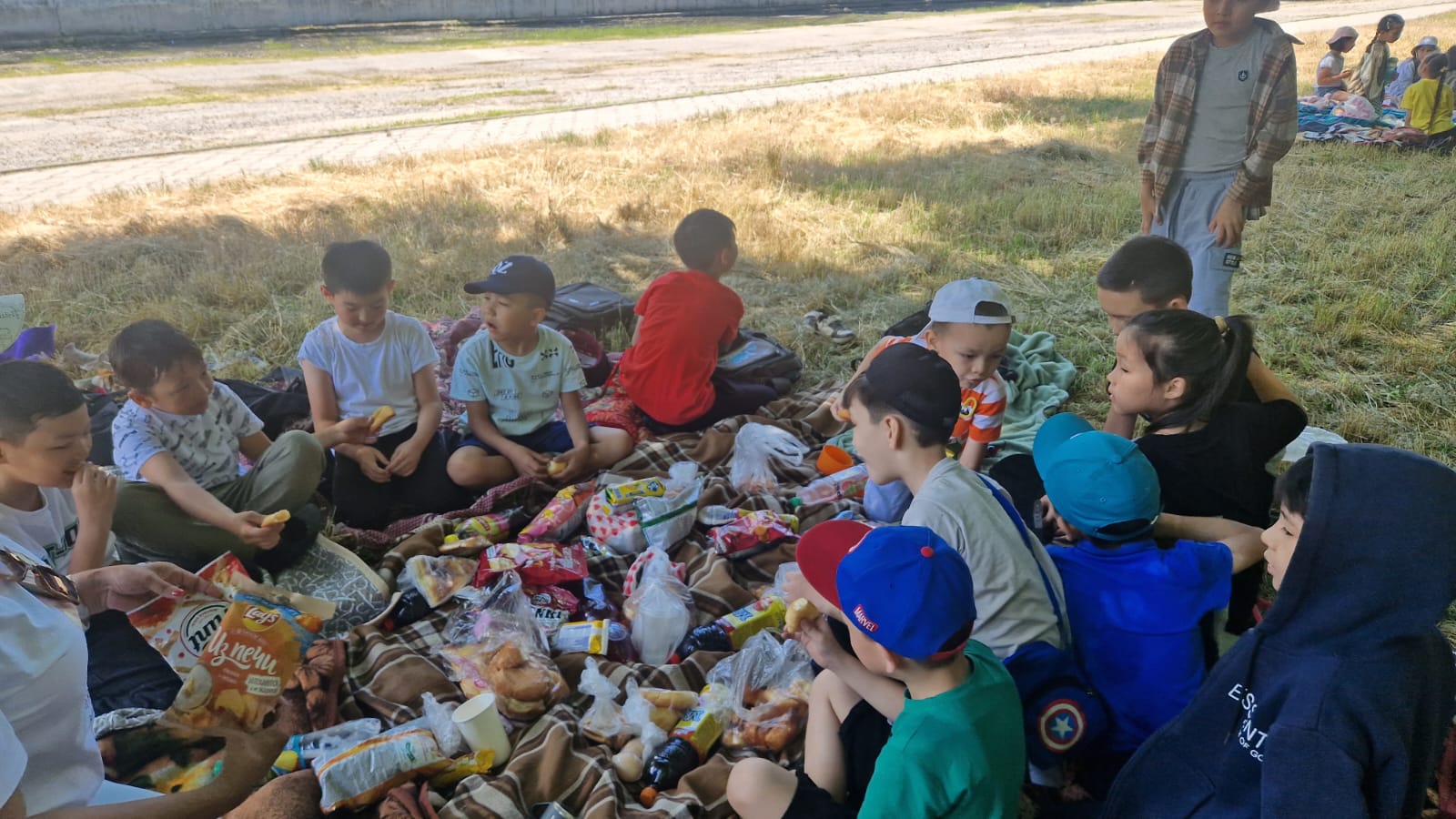 Күншуақ лагерінің бесінші күні. Таңғы жаттығудан кейін Д.Қонаев атамыздың атына берілген Баум саябағына бардық. Балалар табиғат аясында демалып,ойындар ойнап қайтты. Ағаш басында жүрген сүйкімді тиіндерге қорек берді. Өте көңілді серуен болды.