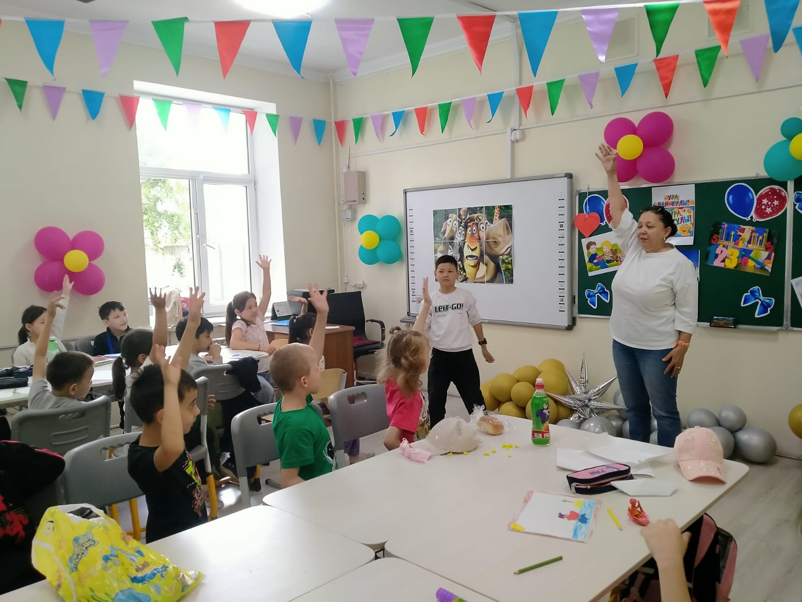Күншуақ лагерінің алтыншы күні. Балалармен шығармашылық жұмыстар жүргізілді. Мектеп психологы келіп,тренинг өткізді.