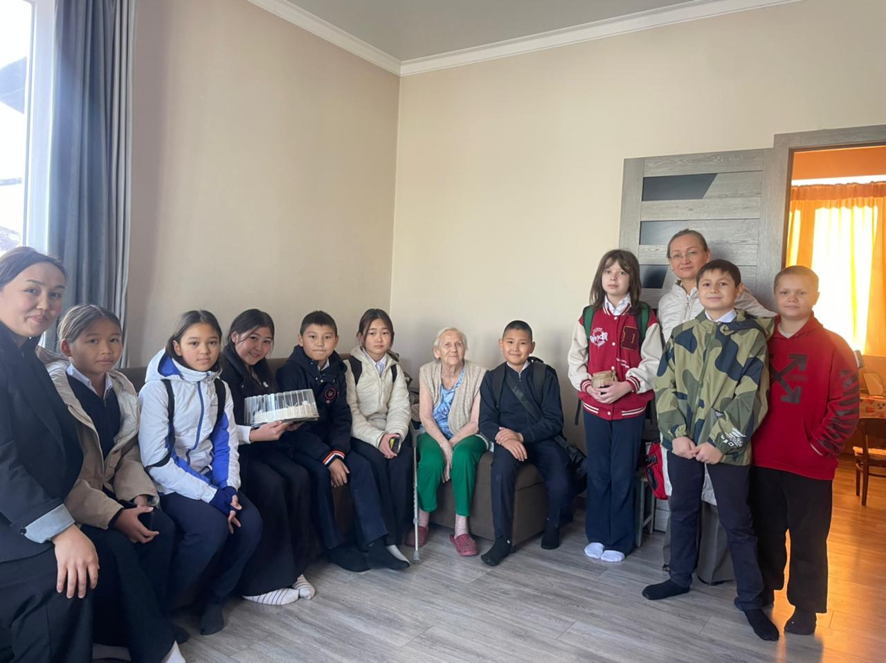 Қамқорлық пен құрметке толы осы айда 5 "А" және 5 "Б" сынып оқушылары зейнеткер Хортунова Валентина апайдың үйіне арнайы барып, құттықтап қайтты.